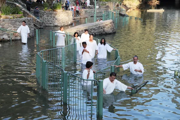 Peregrinos entram na água — Fotografia de Stock
