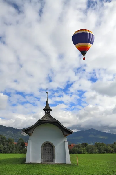 Luftballon über der Kapelle — Stockfoto