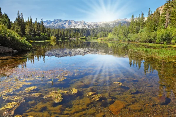 Il magnifico lago di montagna — Foto Stock