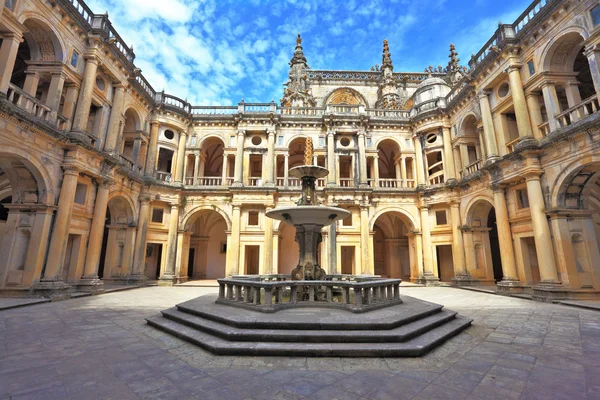 Beautifully preserved castle. In the center - a fountain — Stock Photo, Image