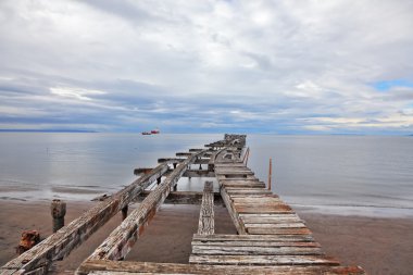 Macellan Boğazı'nın içinde eski yıkık pier