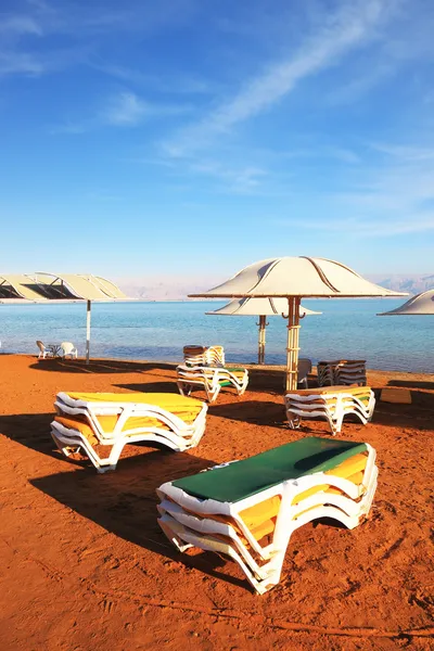 The green beach chairs and umbrellas — Stock Photo, Image