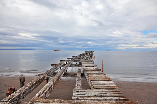 Macellan Boğazı'nın içinde eski yıkık pier — Stok fotoğraf