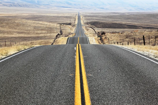 A estrada vai a distância — Fotografia de Stock