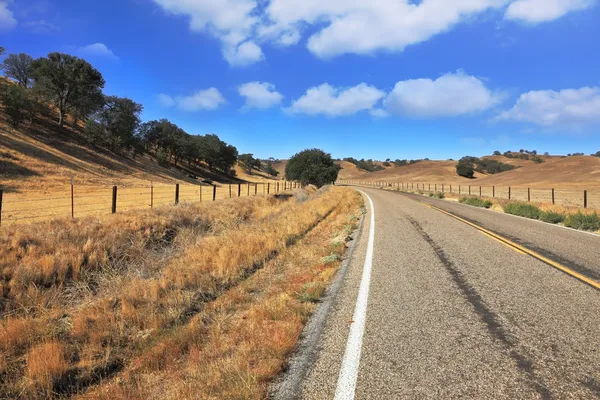 Une clôture clôturée sur l'autoroute — Photo