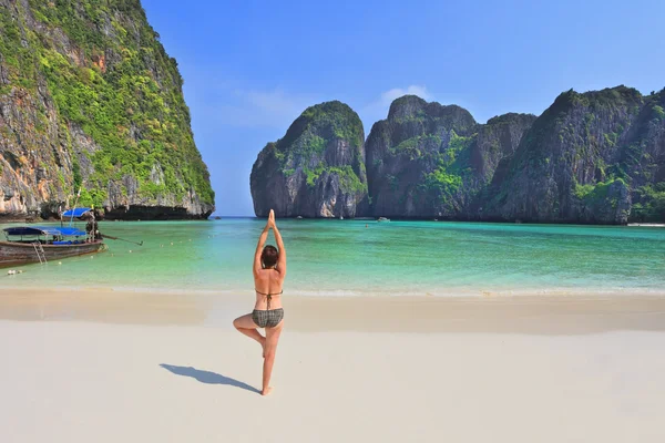 Corte mulher idosa hatha ioga na praia — Fotografia de Stock