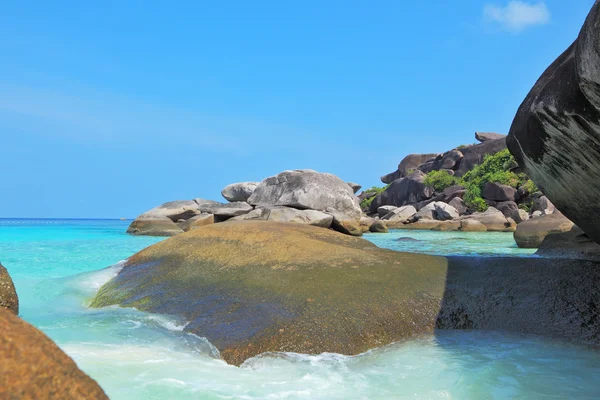 Les énormes falaises noires et l'eau azur — Photo