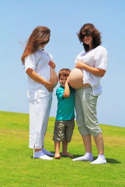 Zwei junge schwangere Frauen und ein kleiner Sohn — Stockfoto