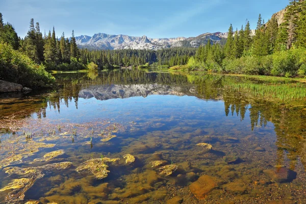 Le magnifique lac de montagne — Photo