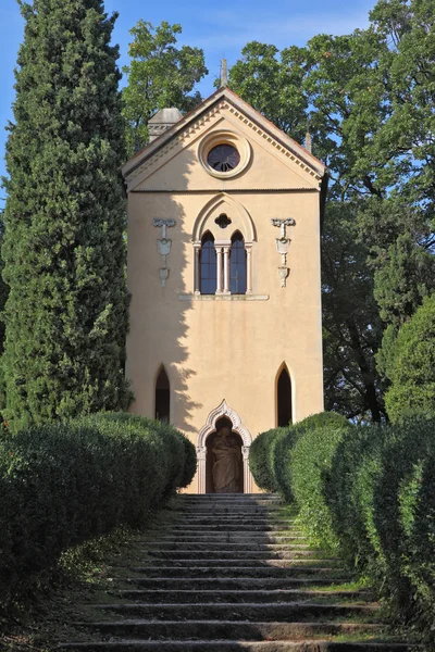 Charmante Barockkapelle beleuchtet den Sonnenuntergang — Stockfoto