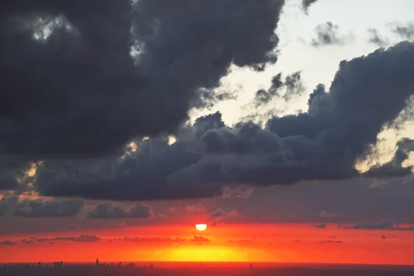 Fantastisch mooie zonsondergang op zee — Stockfoto