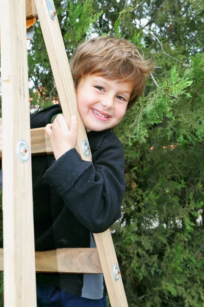 Een charmante vier-jarige jongen — Stockfoto