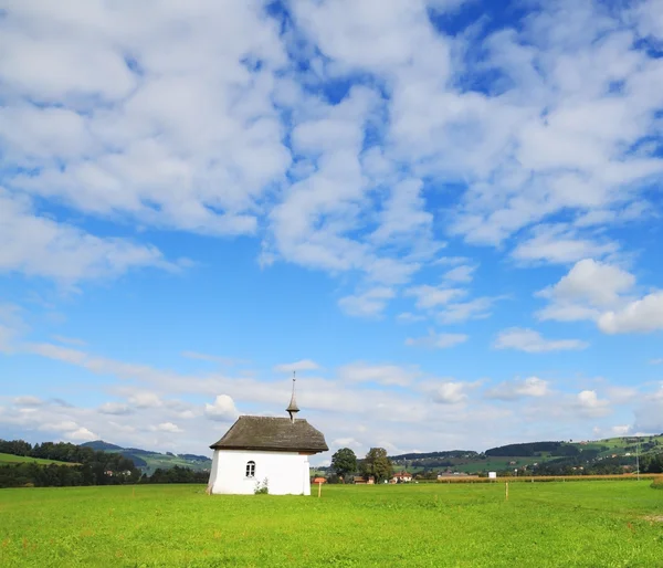 Kleine landelijke kapel — Stockfoto