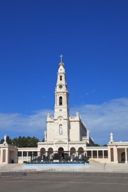 büyük bir kule ve mermer sütunlu