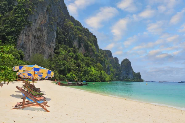 The beach umbrellas and sun beds — Stock Photo, Image