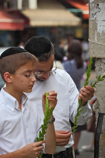 Die Gruppe jüdischer Jungen mit Samtmützen — Stockfoto