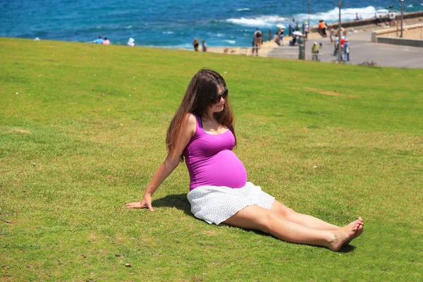 Hübsche junge schwangere Frau ruht — Stockfoto