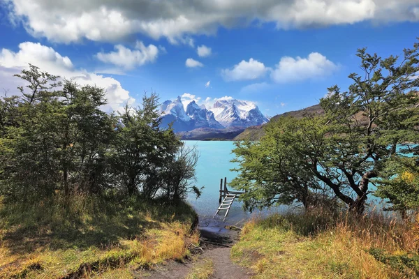 Majestuoso lago y glaciares — Foto de Stock