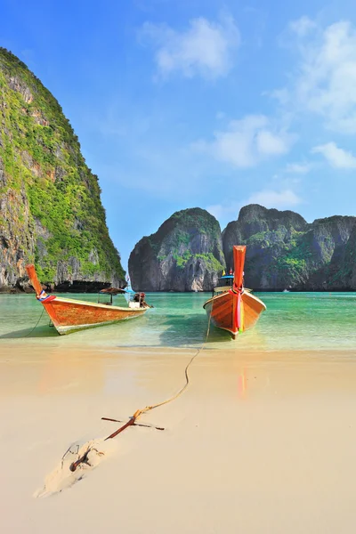 Dans le sable approché par deux bateaux de tourisme — Photo