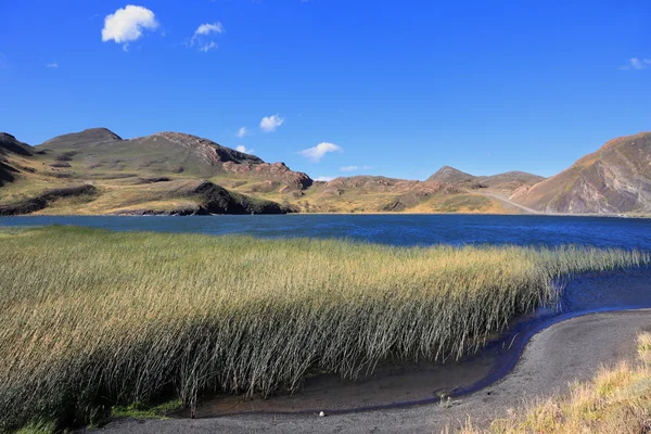 Lago com água azul brilhante — Fotografia de Stock