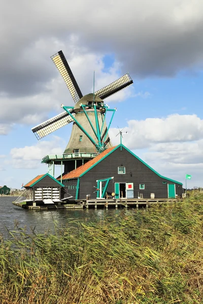 Moulins à vent et bâtiments agricoles traditionnels — Photo