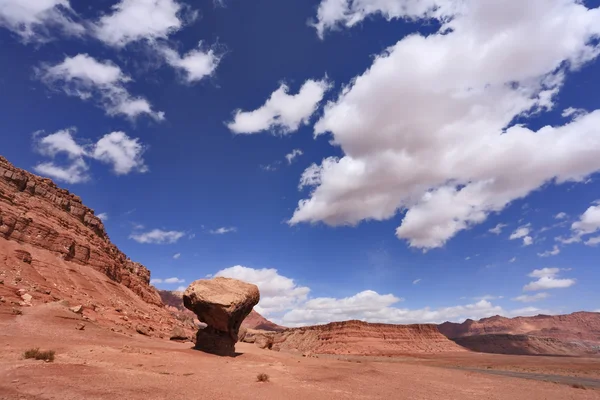 American rock desert and glowing clouds — Zdjęcie stockowe