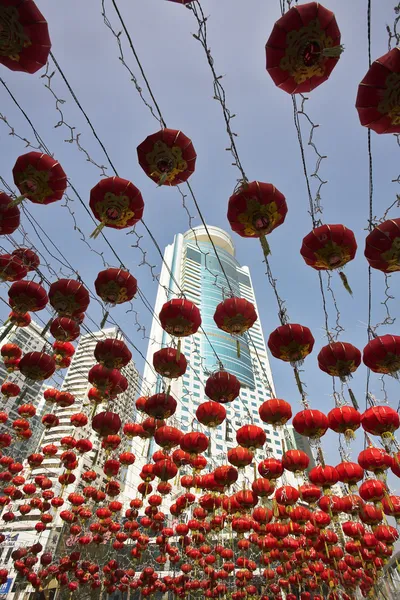 Traditionella röda lyktor och de moderna skyskraporna — Stockfoto