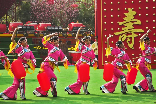 Prestaties van dansen ensemble van het chinese Nieuwjaar — Stockfoto