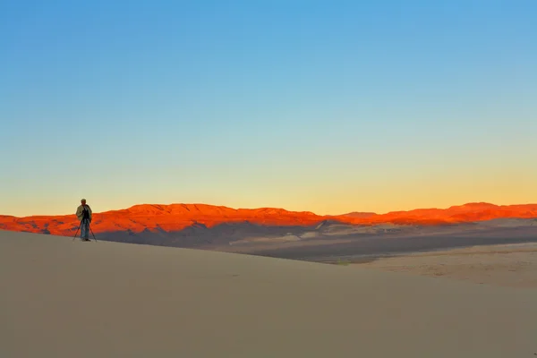 Kum tepeleri Sunrise fotoğraf çekimi fotoğrafçı. — Stok fotoğraf