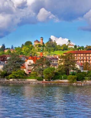 leman Gölü'nün kıyısında.