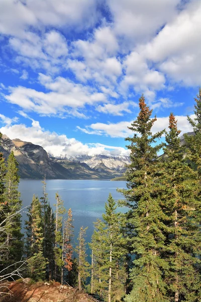 Lago Bow e a montanha — Fotografia de Stock