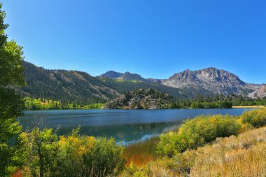 erken sonbaharda sessiz gulllake.