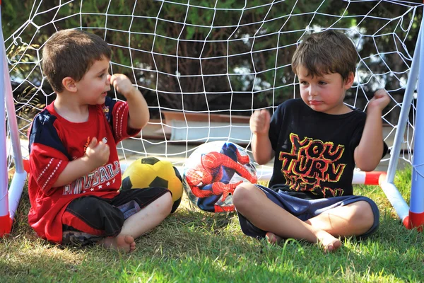 दोन चार वर्षांचे मुले फुटबॉलबद्दल बोलतात — स्टॉक फोटो, इमेज
