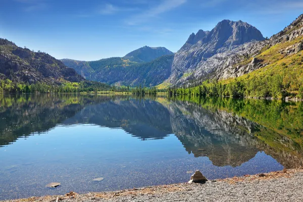 As majestosas montanhas refletem-se na água — Fotografia de Stock
