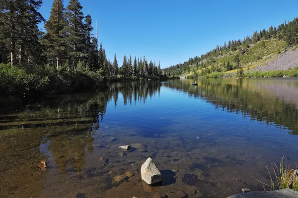 Shallow Mammoth Lake among pine forests — Stock Photo, Image