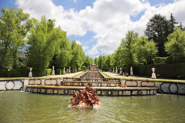 Die Kaskade von Brunnen und Skulpturen — Stockfoto