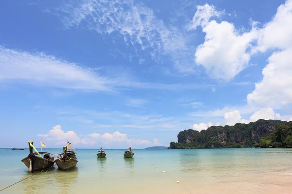 Light cirrus clouds over the warm sea — Stock Photo, Image