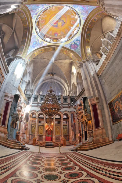 La salle de marbre dans le Saint-Sépulcre éclairé soleil lumineux — Photo