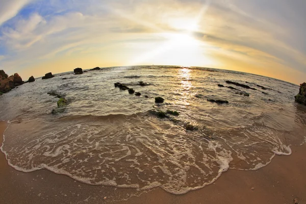 Pôr do sol magnífico na costa do mar — Fotografia de Stock