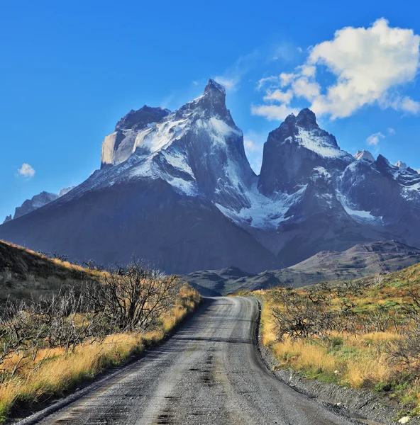 Snow-covered cliffs of Los Cuernos — Stock Photo, Image