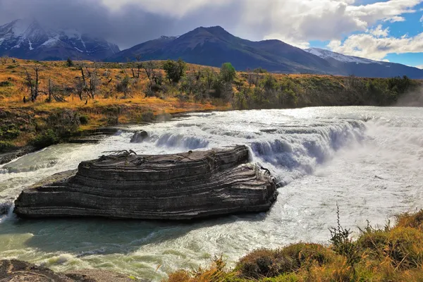 Der majestätische Wasserfall — Stockfoto