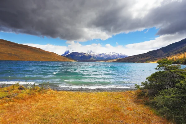 De storm op de emerald lake — Stockfoto
