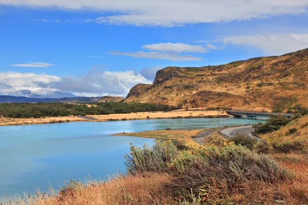 De smaragd-groene water van de rivier — Stockfoto