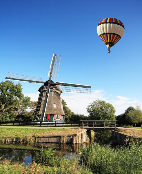 In the sky flying a giant balloon — Stock Photo, Image