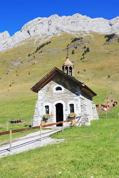 Die kleine Kapelle in den Bergen — Stockfoto