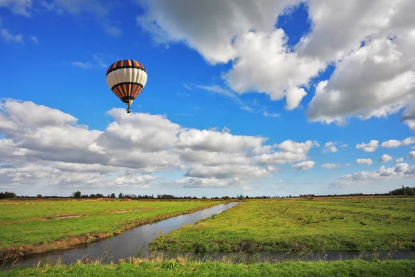 De ballon vliegt over water kanalen — Stockfoto