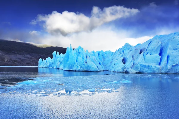 Grey glacier moves down the water — Stock Photo, Image