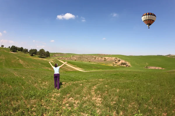 Mulher recebeu um balão voador — Fotografia de Stock