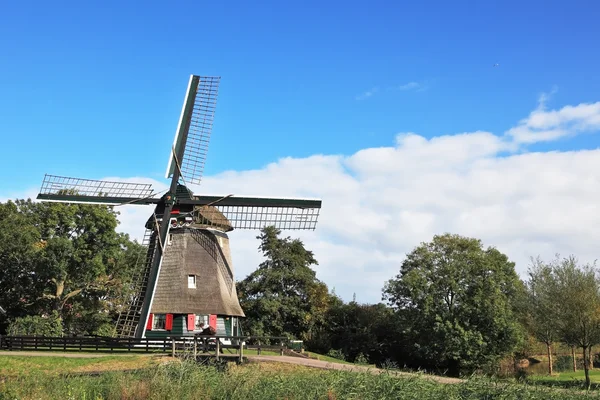 De molen op de groene heuvel — Stockfoto