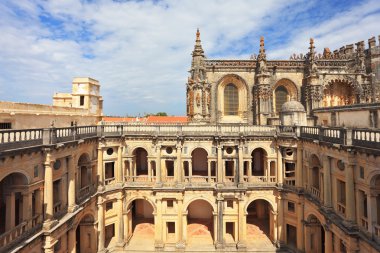bir galeri tarafından çevrili avlu, veranda,